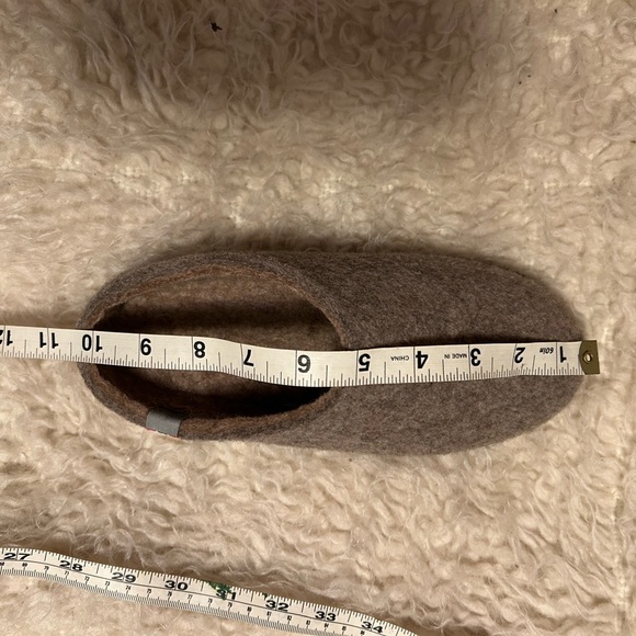 Tova Norwegian wool slippers size 7. - Picture 11 of 12